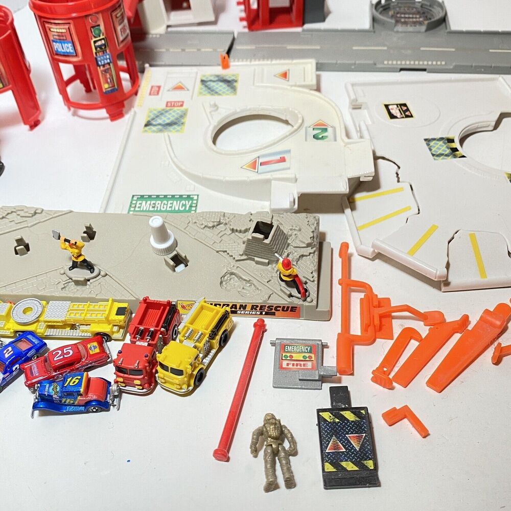 Hot Wheels URBAN RESCUE 32 PIECES 8 Autos Interlocking Roads Action Figure Micro